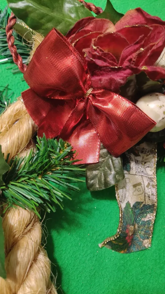 Corona natalizia Rafia e fiori rossi