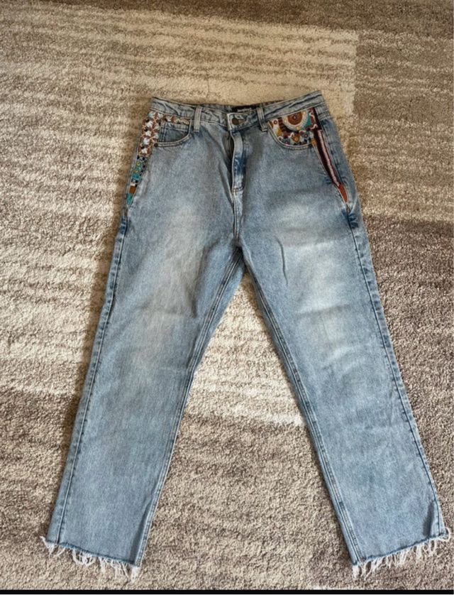 Jeans Desigual azzurri con decorazioni