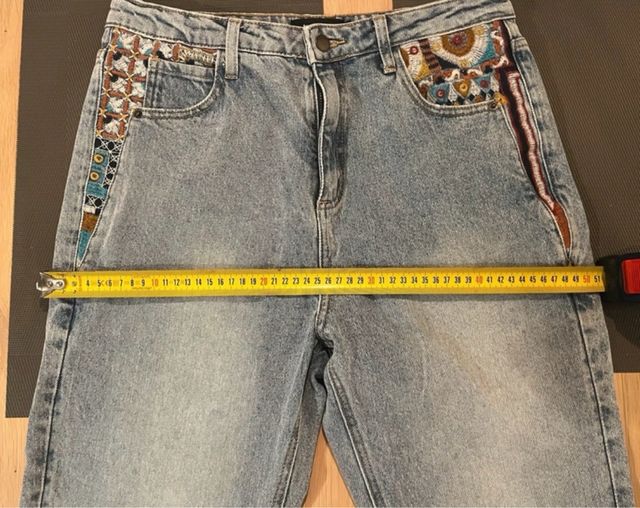 Jeans Desigual azzurri con decorazioni
