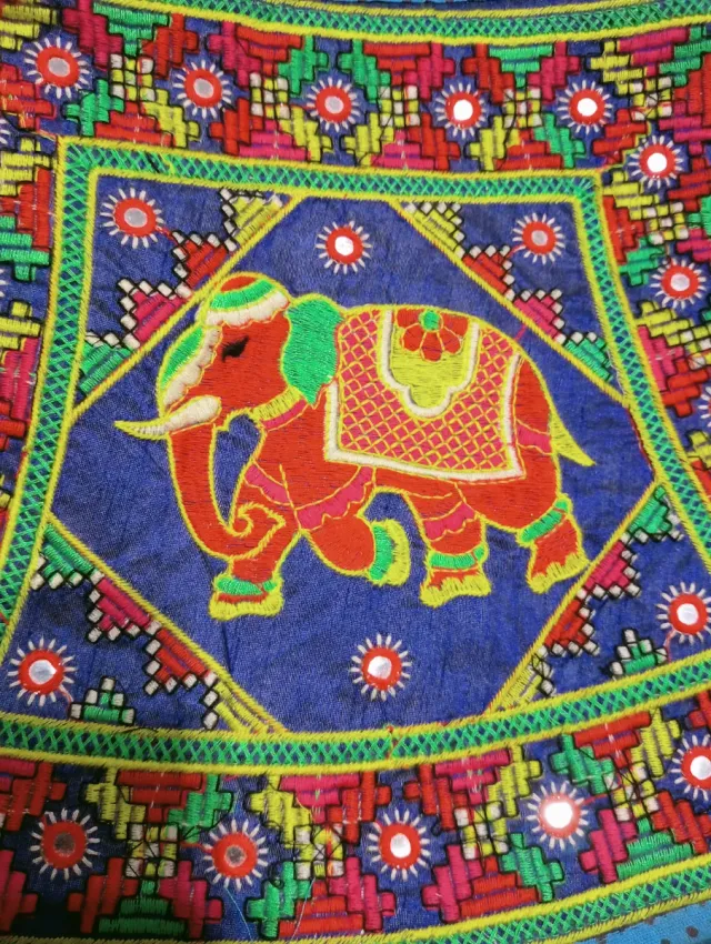 Bolso artesanal bordado elefante