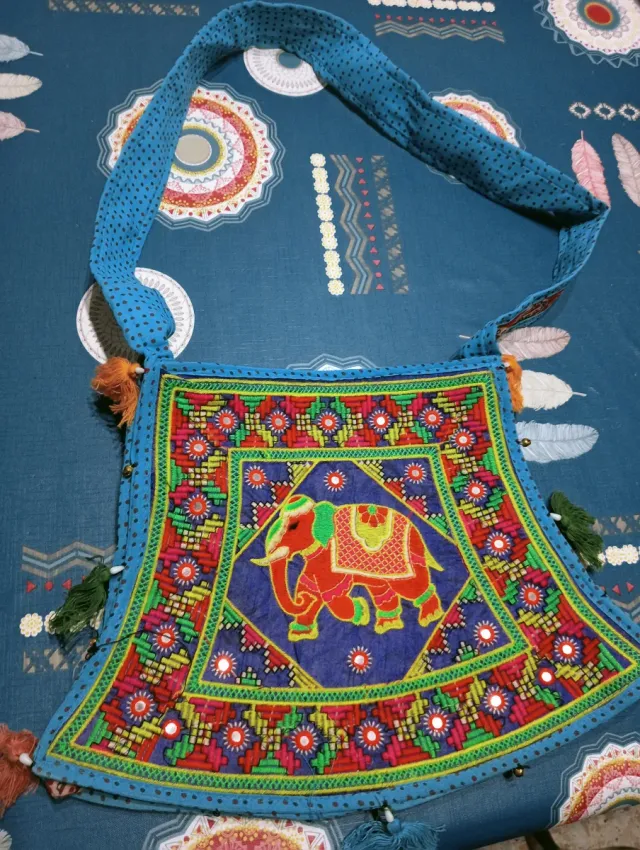 Bolso artesanal bordado elefante