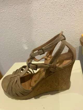 Sandalias cuña marrón tiras hebilla