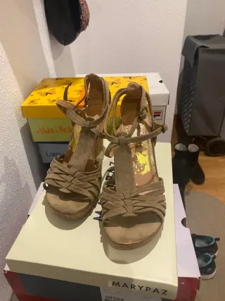 Sandalias cuña marrón tiras hebilla