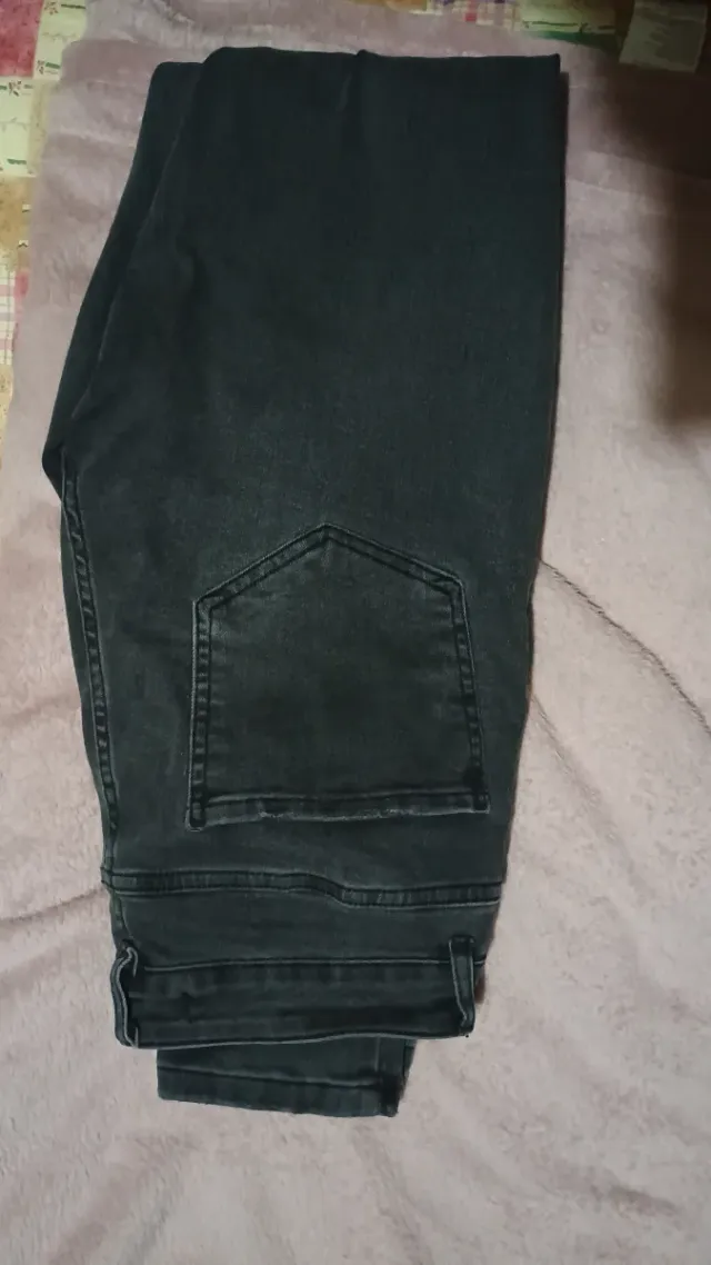 Pantalón vaquero gris oscuro