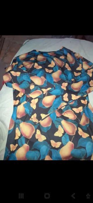 T-shirt fantasia pere e farfalle