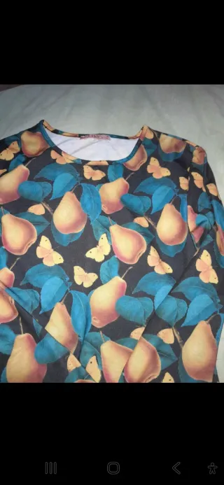 T-shirt fantasia pere e farfalle