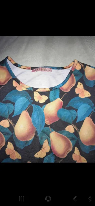 T-shirt fantasia pere e farfalle