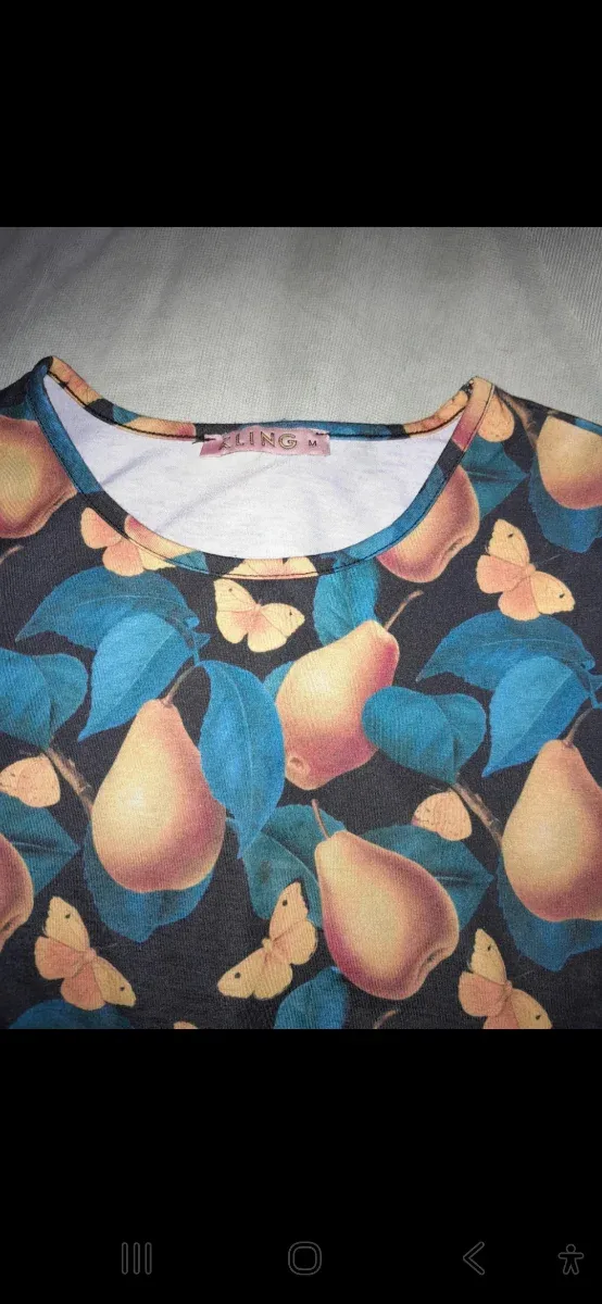 T-shirt fantasia pere e farfalle