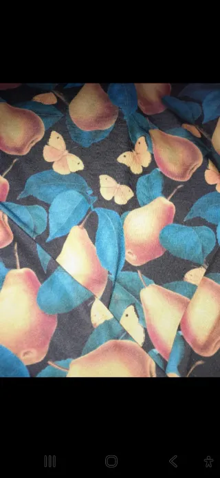 T-shirt fantasia pere e farfalle