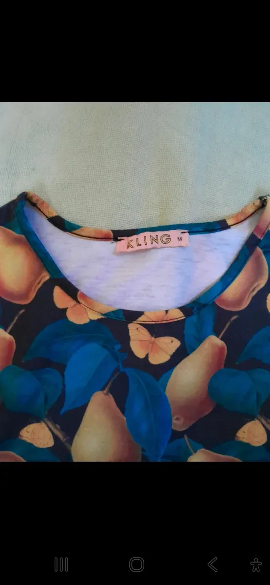 T-shirt fantasia pere e farfalle