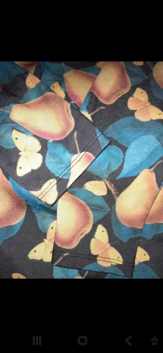 T-shirt fantasia pere e farfalle