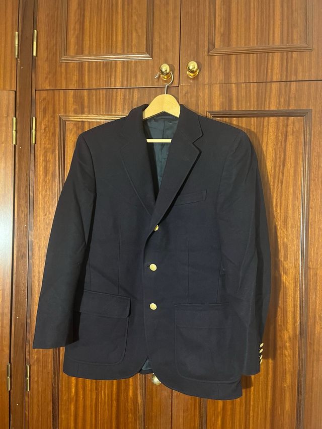 Americana azul con botones dorados