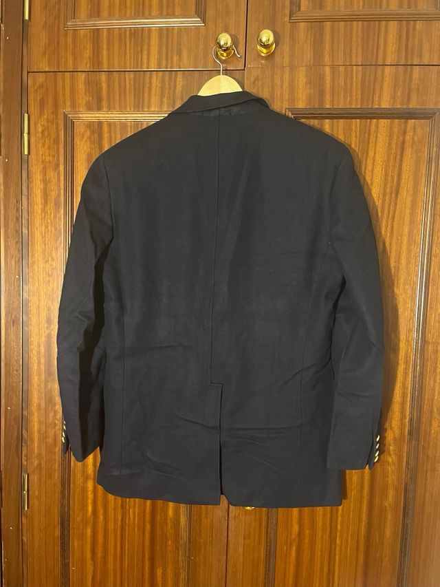 Americana azul con botones dorados