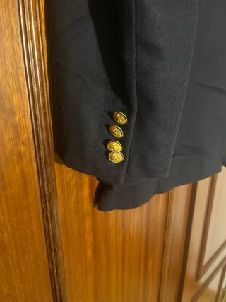 Americana azul con botones dorados