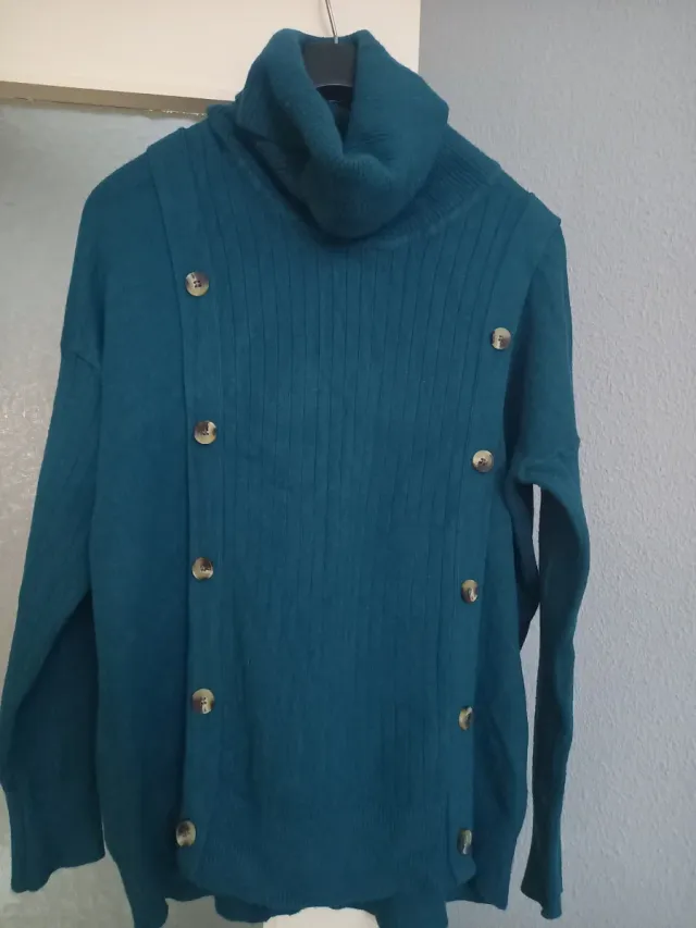 Chaleco cuello alto botones