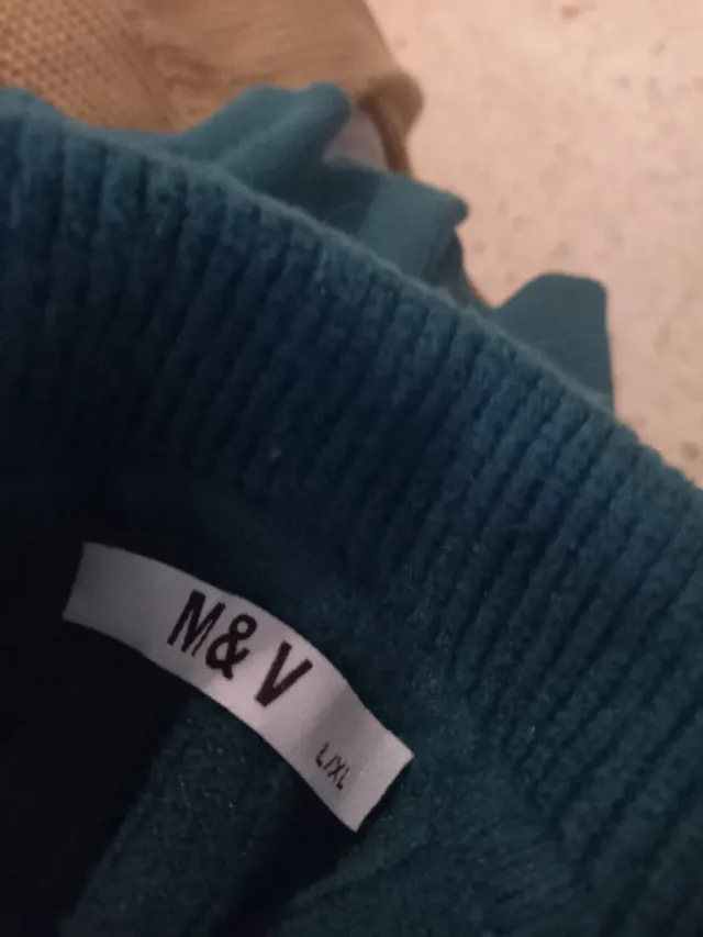 Chaleco cuello alto botones