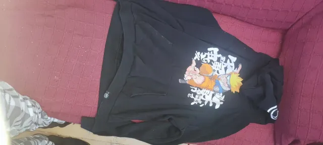 Sudadera Negra con Diseño Anime