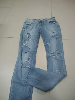 Pantalón vaquero desgastado