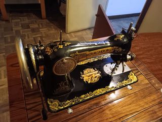 Máquina de coser Singer con mueble