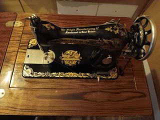 Máquina de coser Singer con mueble