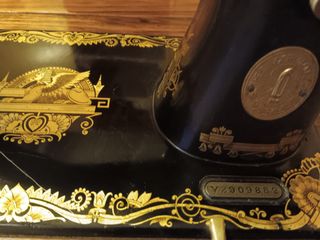 Máquina de coser Singer con mueble