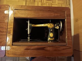 Máquina de coser Singer con mueble