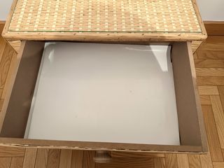 Mesita de mimbre con cajón, puerta y cristal