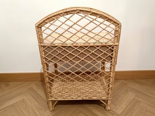 Mesita de mimbre con cajón, puerta y cristal