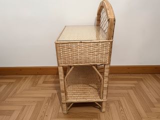 Mesita de mimbre con cajón, puerta y cristal