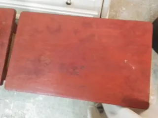 Mesita antigua  roja y dorada, cada una x 30€