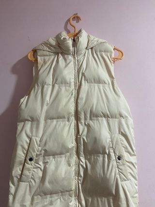 Chaleco acolchado beige con capucha