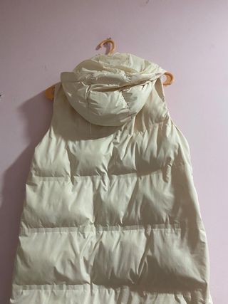 Chaleco acolchado beige con capucha