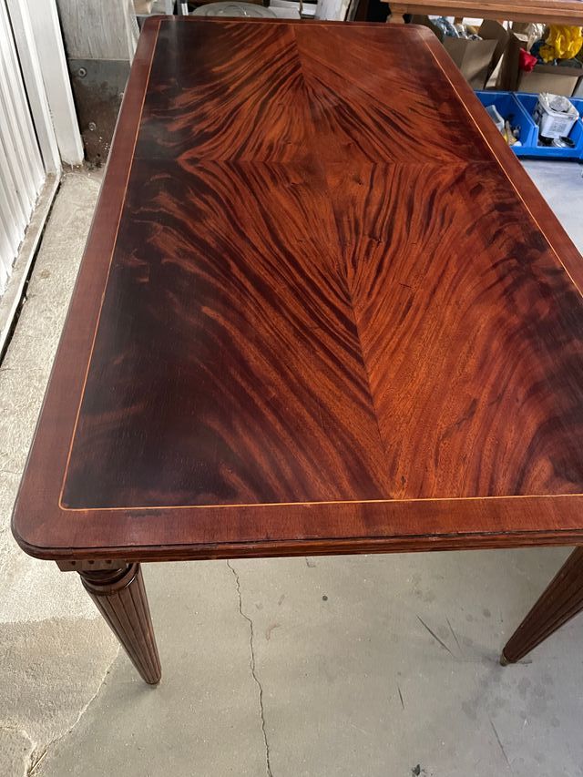 Mesa de comedor de madera antigua restaurada