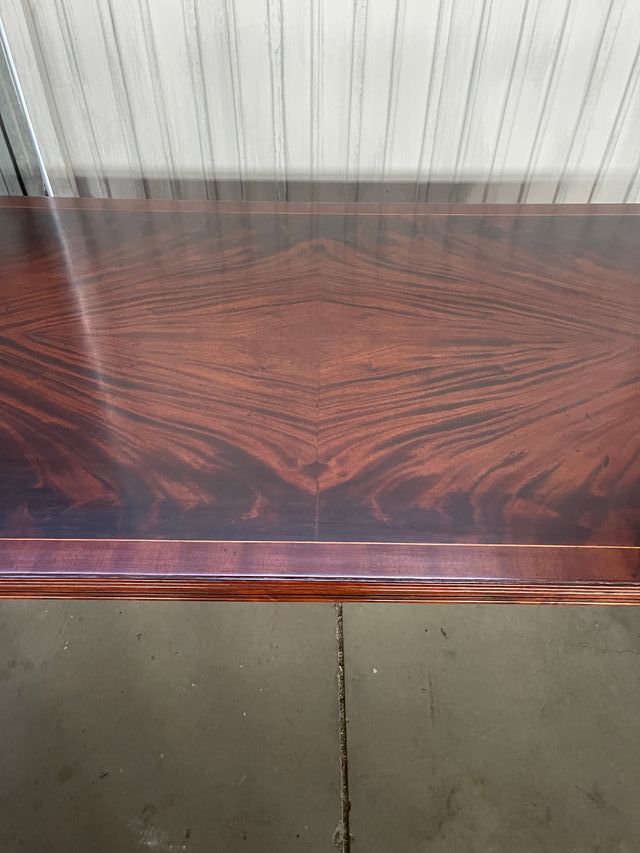 Mesa de comedor de madera antigua restaurada
