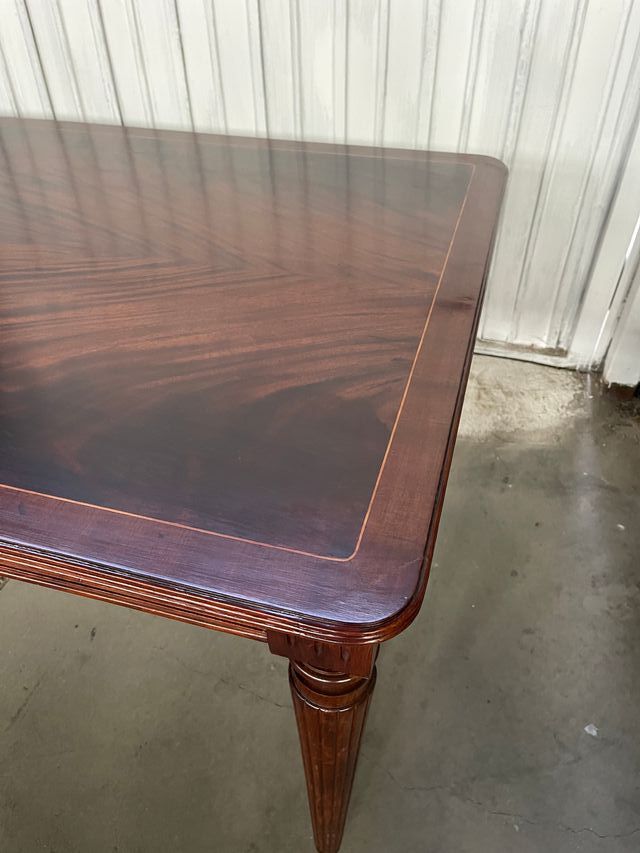 Mesa de comedor de madera antigua restaurada