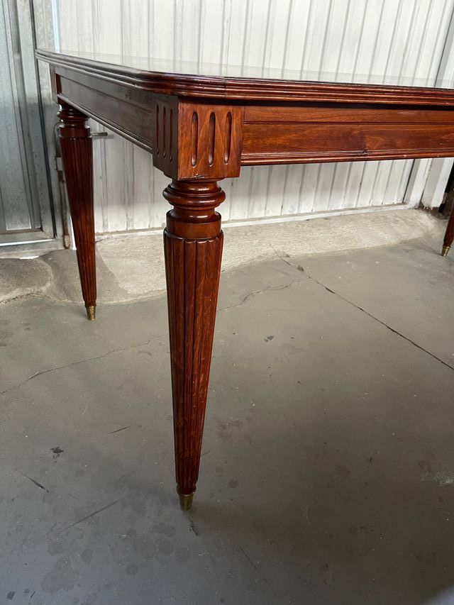 Mesa de comedor de madera antigua restaurada