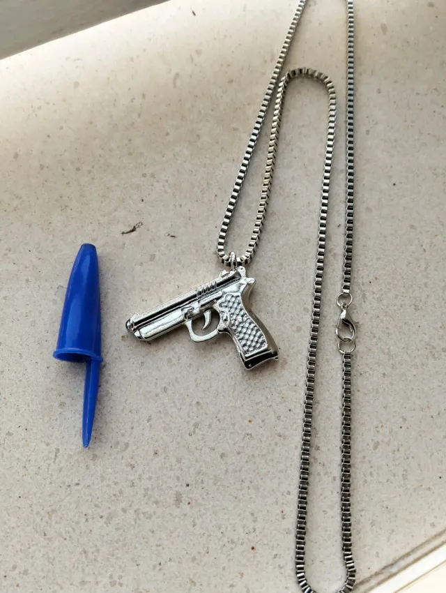 Cadena con colgante de pistola