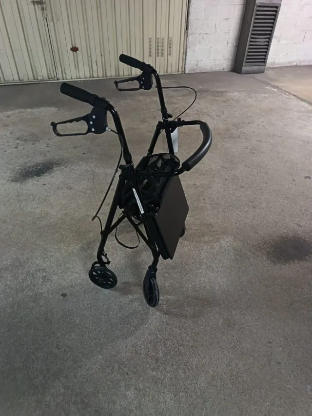 Andador-Tacatá Plegable con Asiento y Cesta