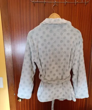 Bata de terciopelo azul turquesa con lunares