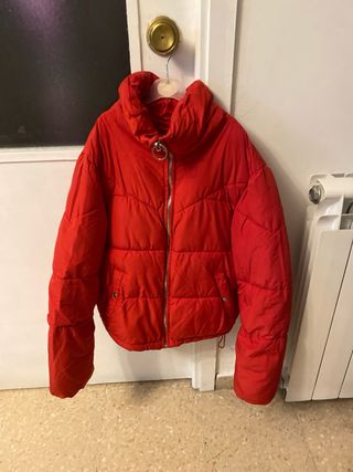 Chaqueta corta Bershka roja talla S