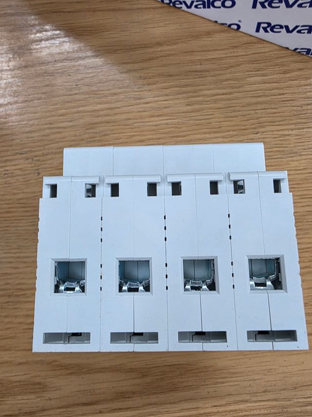 Magnetotérmico Revalco RV30NC420 4P 20A 6kA