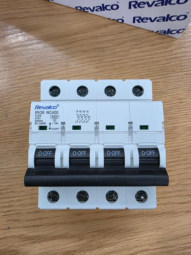 Magnetotérmico Revalco RV30NC420 4P 20A 6kA