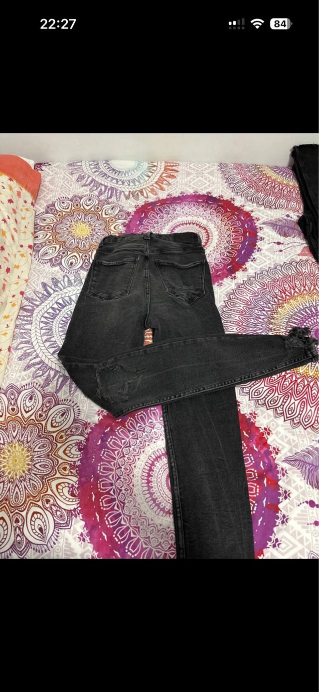 Vaqueros negros rotos