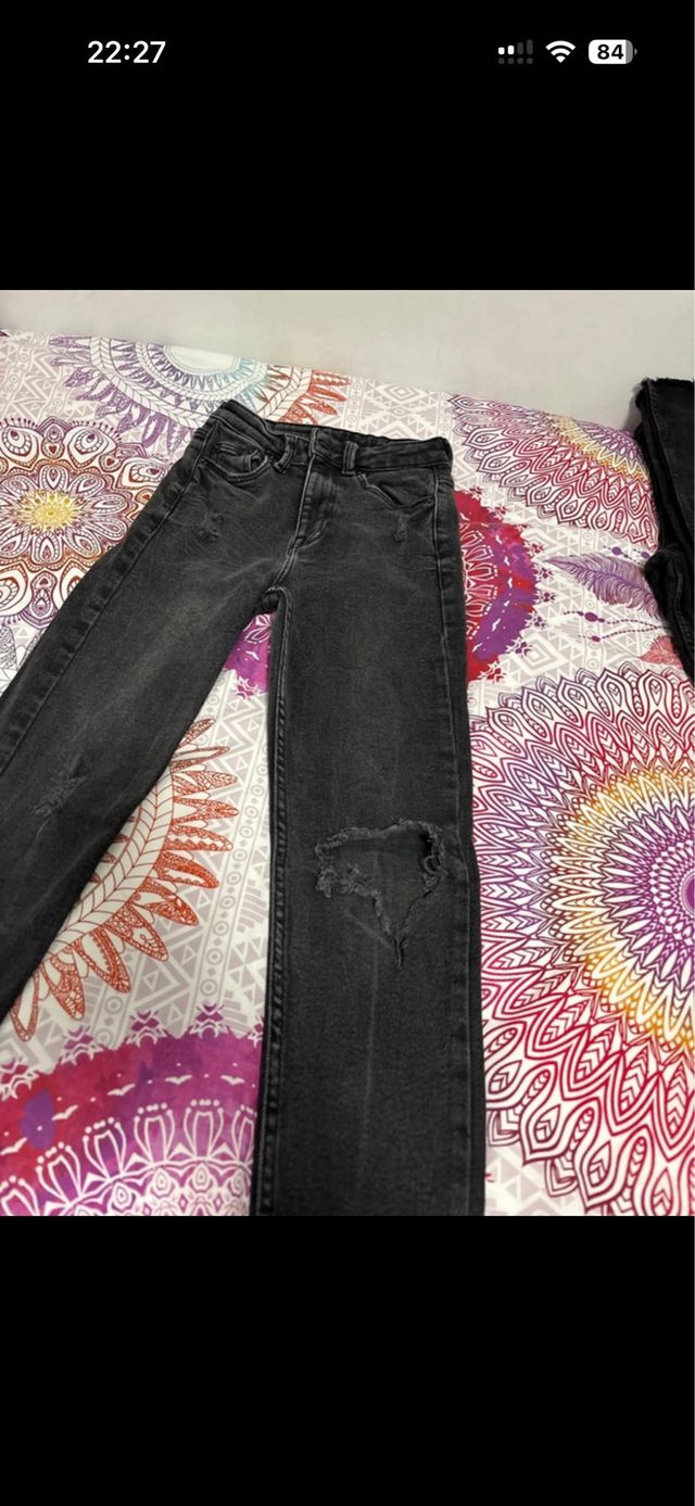 Vaqueros negros rotos