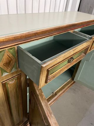 Cómoda de madera pintada a mano antigua restaurada