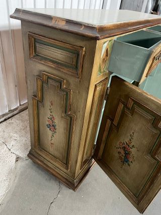 Cómoda de madera pintada a mano antigua restaurada