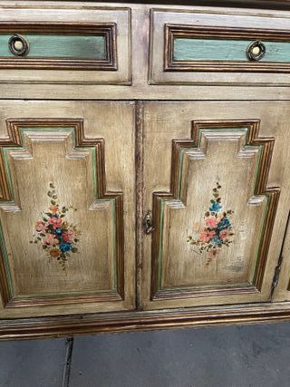 Cómoda de madera pintada a mano antigua restaurada