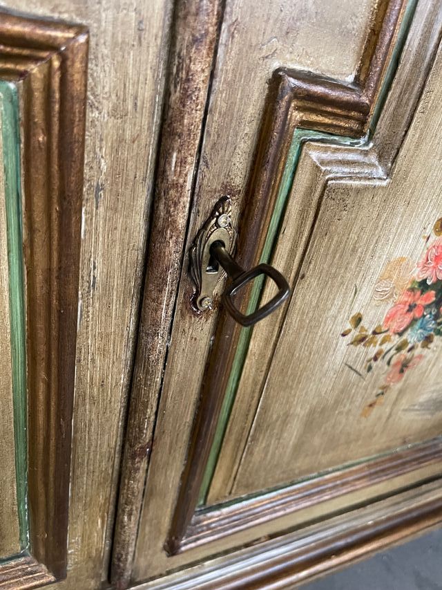 Cómoda de madera pintada a mano antigua restaurada