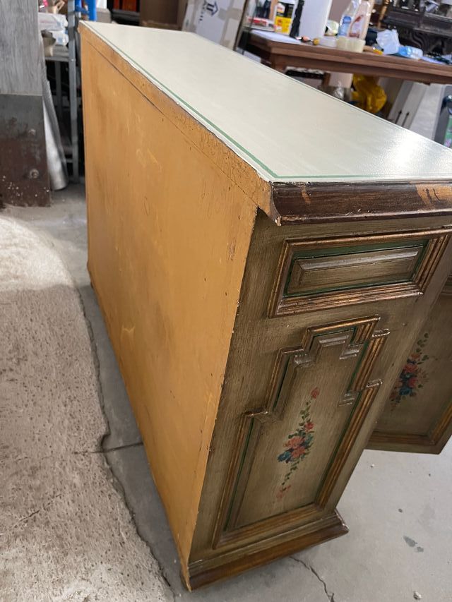 Cómoda de madera pintada a mano antigua restaurada