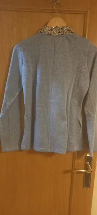 Chaqueta plateada con brillos